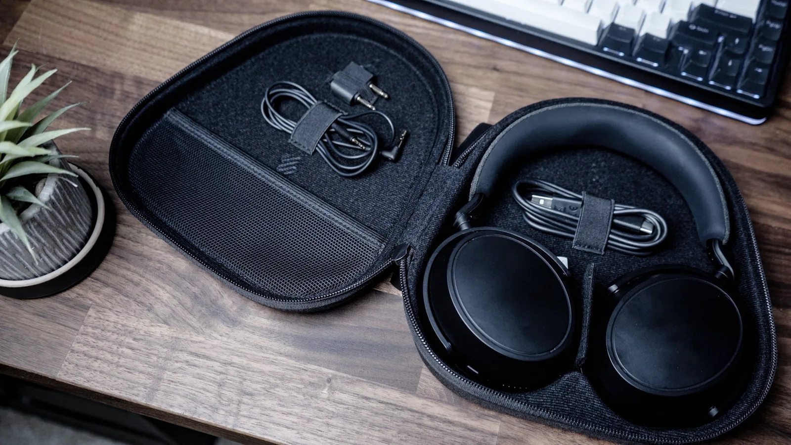 Sennheiser Momentum 4 — photo 8 of 9